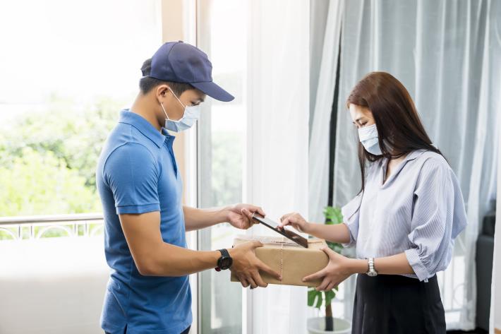 L'ordinanza: autodichiarazione per visitare degenti in ospedale o in case protette. E tamponi obbligatori: ecco per chi