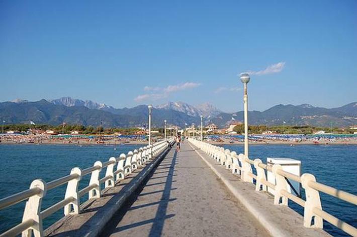 Tenta di rapinare  un giovane, 18enne arrestato a Forte dei Marmi