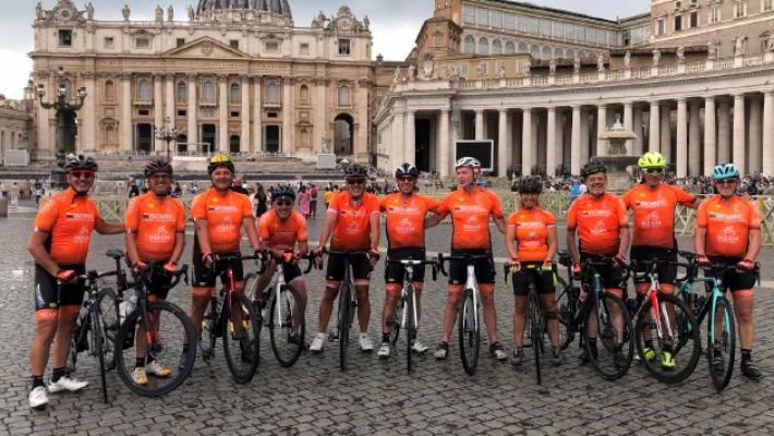 Pedalando fino al Cupolone: l'avventura di 11 ciclisti &laquo;over 60&raquo;