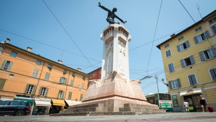 La proposta per impedire i bivacchi: &laquo;Una recinzione intorno alla statua di Corridoni&raquo;