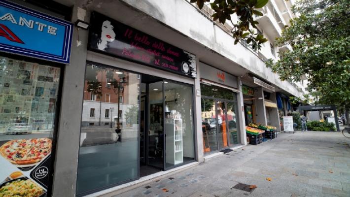 Ancora una spaccata nella notte. E due furti in negozi