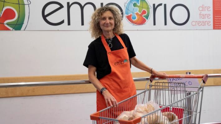 Maria Teresa Melchiorri da 8 anni tra gli scaffali di Emporio solidale