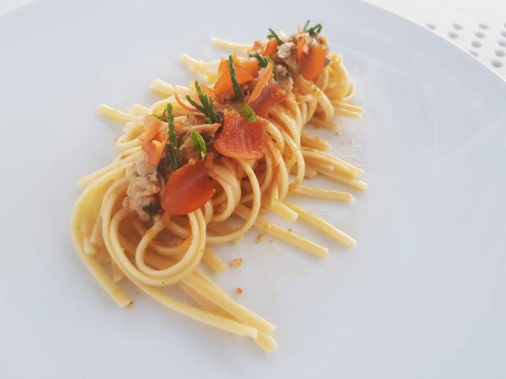 Linguine con calcinelli, bottarga e yuzu