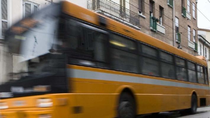 Lo scippatore dei bus incastrato dalle telecamere