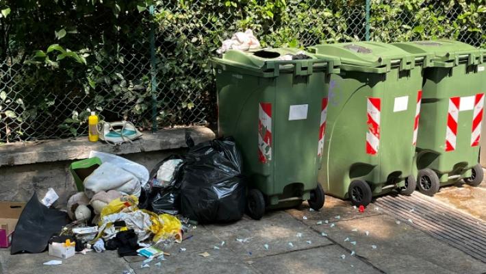 Via Verdi: cumuli di rifiuti e marciapiedi come latrine
