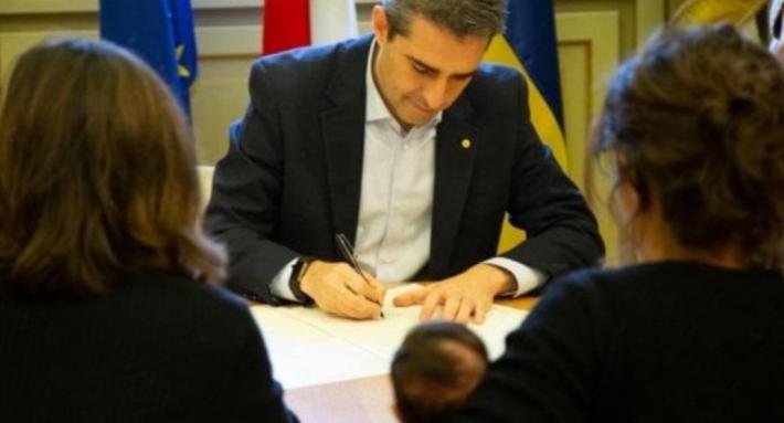 Figli di coppie omosessuali, Pizzarotti: "La storia &egrave; piena di azioni simboliche. Andremo avanti"