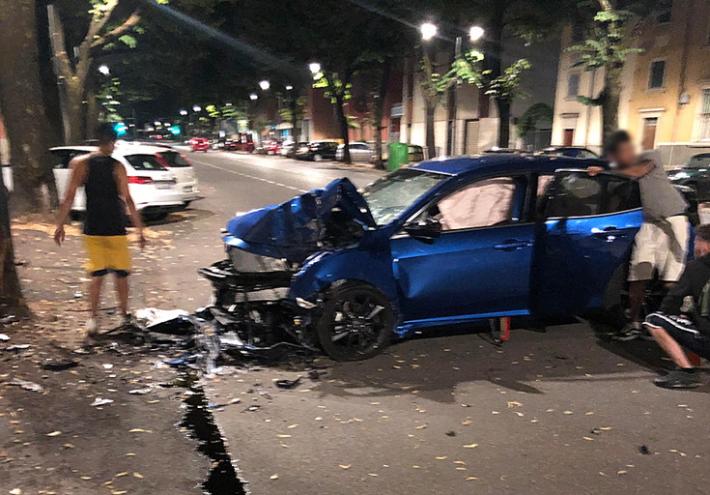 Auto contro un albero nella notte in viale Mentana: tre feriti, uno &egrave; grave