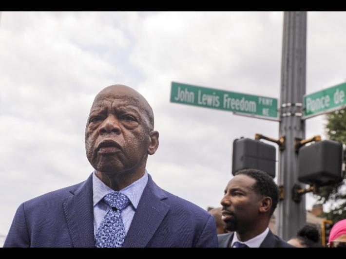 Morto John Lewis, icona dei diritti civili. Marci&ograve; con Matin Luther King