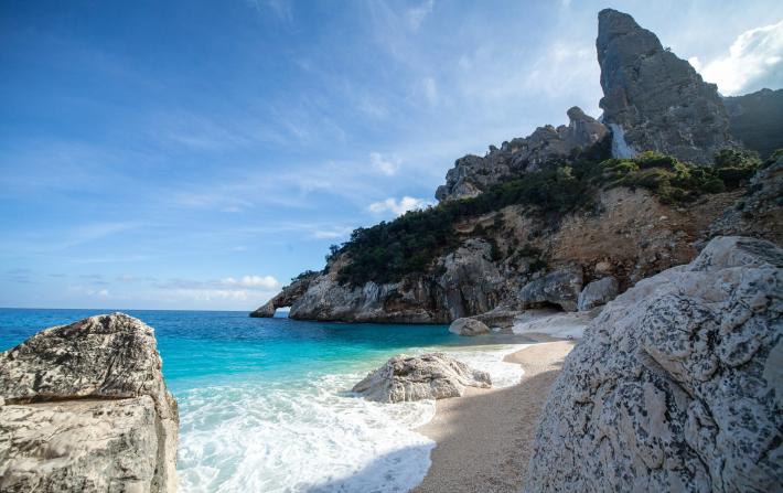 Spagna, troppa gente in costume nelle spiagge naturiste. E i nudisti catalani si lamentano: "Non ci sentiamo a nostro agio"