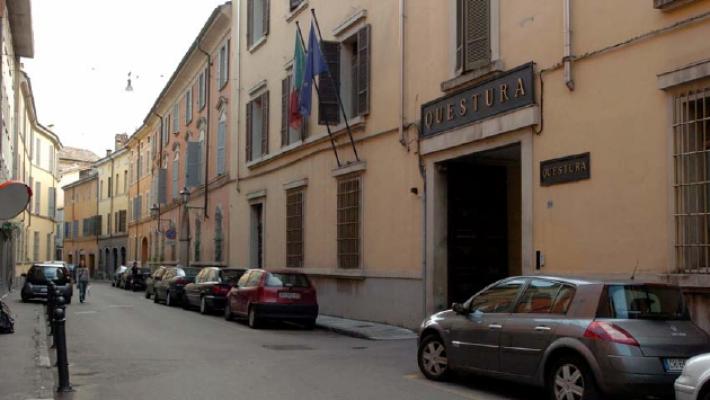 Insulta i poliziotti e scardina il portone della Questura: condannato