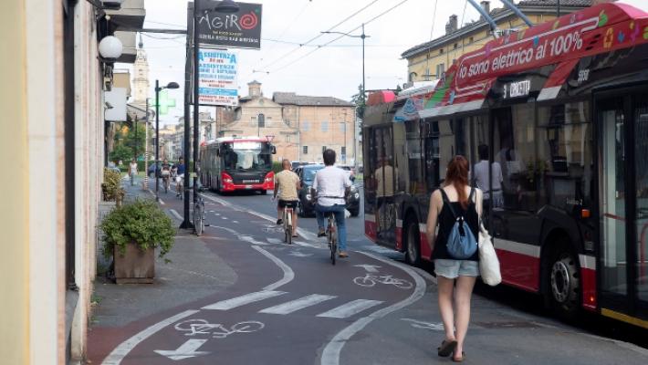 &laquo;Spostatevi, cinesi di m...&raquo;. E poi scatta l'aggressione in via Gramsci