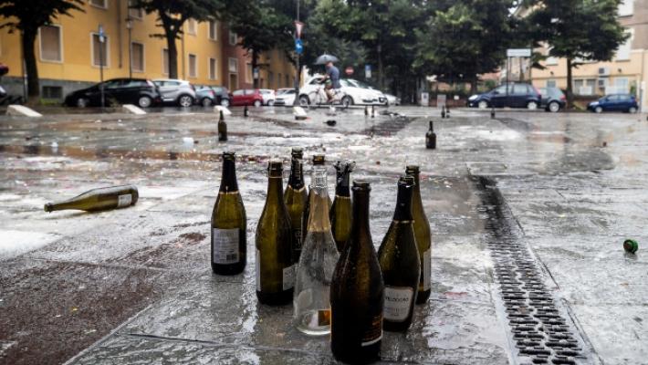 La festa dopo l'esame davanti al Marconi. I residenti: &laquo;maturi o incivili?&raquo;. La preside: &laquo;Siamo indignati&raquo;