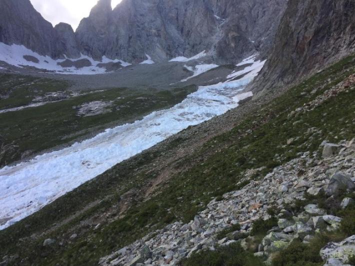 Valanga su un sentiero sopra Courmayeur