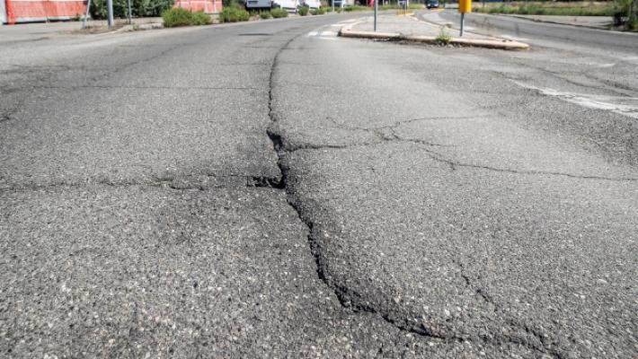 Luci spente da tempo e svincoli dissestati