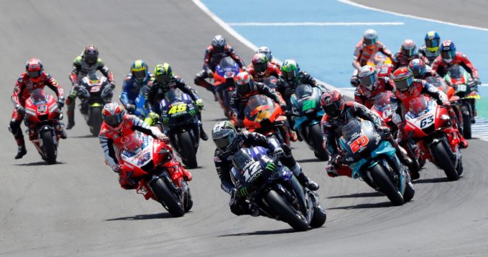 Spagna, brutta caduta per Marquez. Vince Quartararo, terzo Dovizioso - Video 