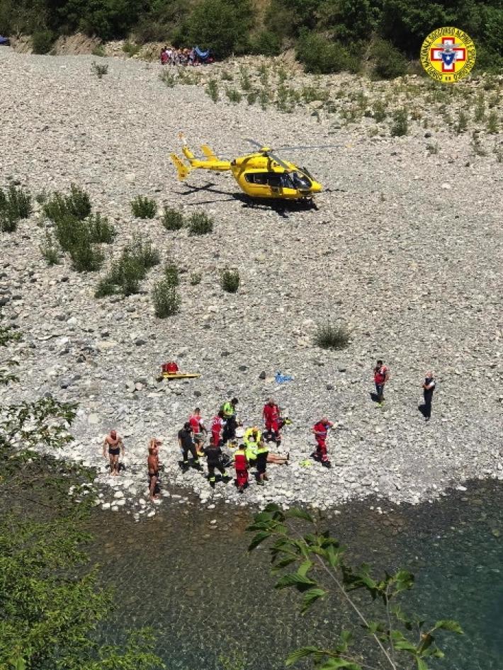 Bobbio, 19enne trascinato  dalla corrente dal Trebbia e salvato dai vigili del fuoco