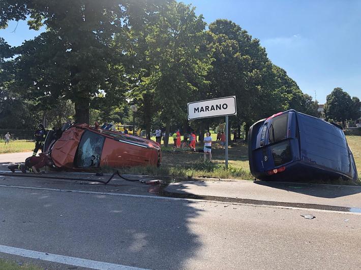 Violento scontro auto-furgone a Marano. Due feriti, uno incastrato nell'abitacolo
