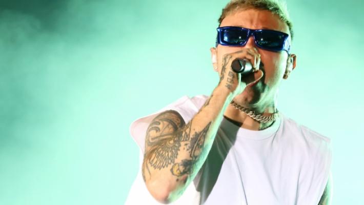 Lazza, il &laquo;Re Mida&raquo; al Parco Ducale. Folla e qualche minuto di paura