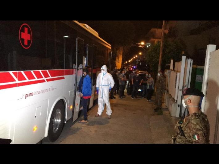 Oltre 20 migranti fuggono da hotspot 