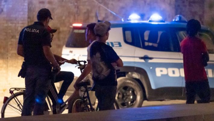 Agenti e lampeggianti sotto la Pilotta