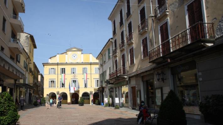 Tira fuori il coltello: &laquo;Dammi i soldi&raquo;, ma lei reagisce e la rapina sfuma