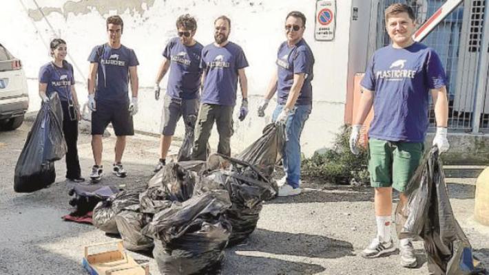 I volontari ripuliscono la vetreria abbandonata