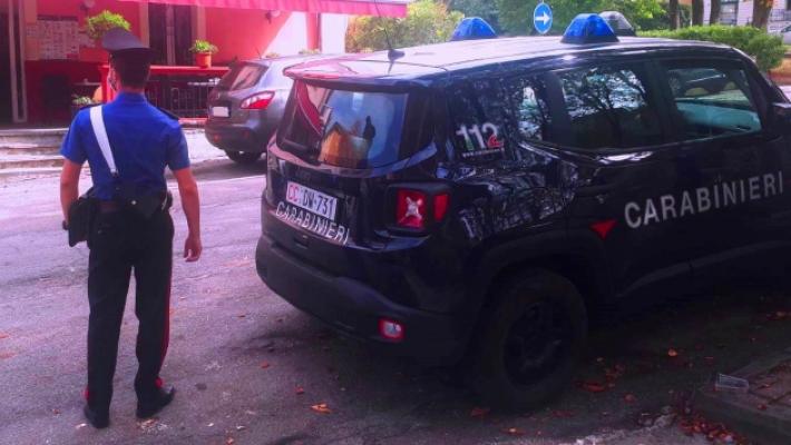 Aggredisce i genitori, poi pugni e calci ai carabinieri