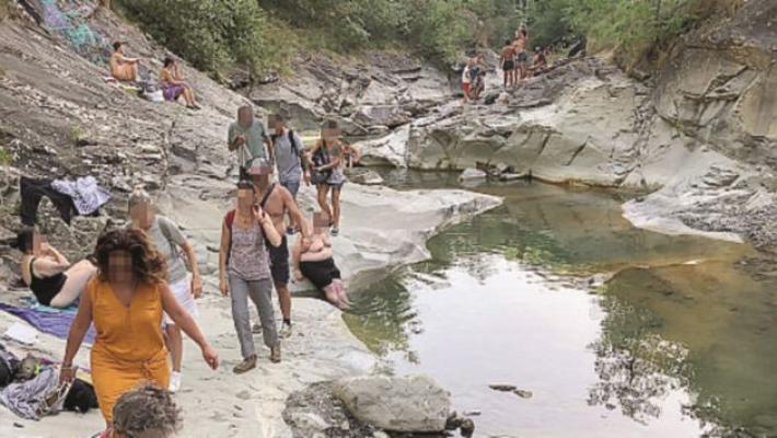 E per chi resta in citt&agrave; &egrave; tornata di moda la tintarella low cost sulle rive dei fiumi