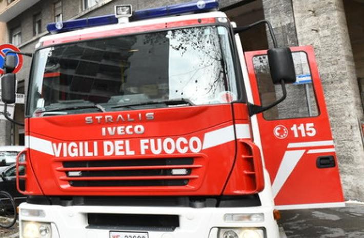Fidenza, avvolto dalle fiamme mentre prepara il barbecue sul balcone