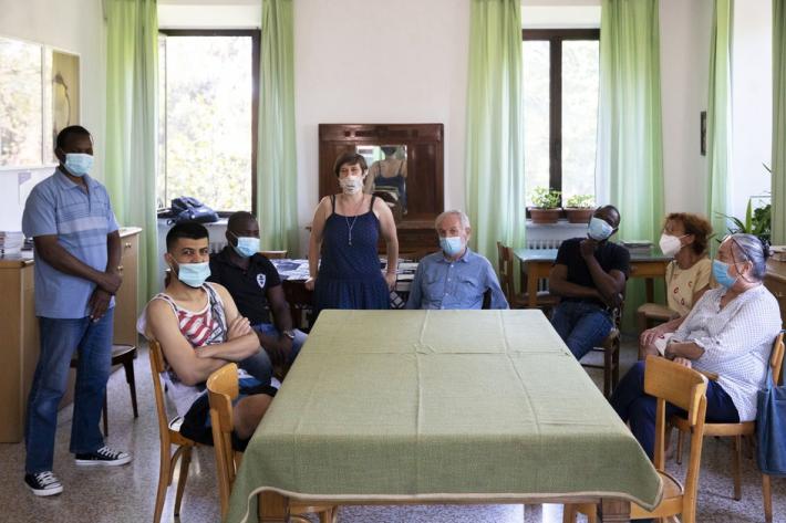 Migranti e turisti solidali nella casa &laquo;condivisa&raquo; sul Lungoparma