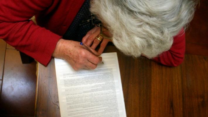 Promette amore eterno alla 90enne e diventa l'erede di tutti i beni: bancario condannato