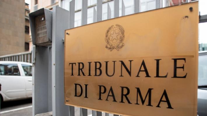 Botte al figlio che difende la madre