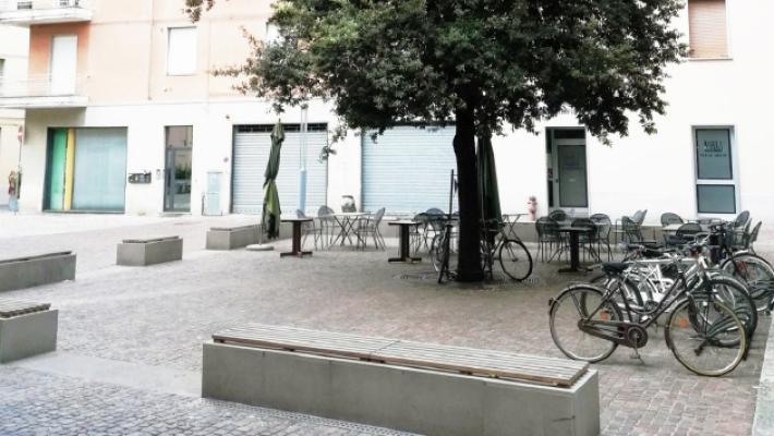 Fidenza, cassonetti incendiati e insulti nel piazzale ostaggio delle baby gang