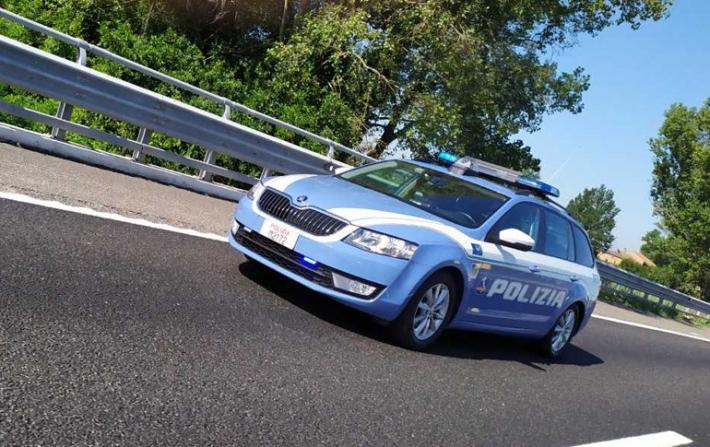 Autostrada interrotta per lavori, la polizia lo scorta fino a Pisa per il trapianto di cuore
