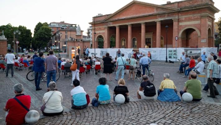 Piazzale Barbieri, inaugurata la nuova area pedonale con la commedia dialettale della Famija Pramzana