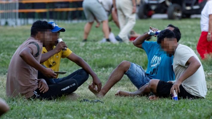 L'ordinanza che vieta bottiglie e lattine? Nessuno la rispetta