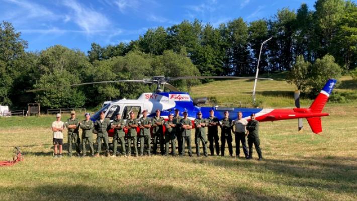 Voli e lancio di paracadutisti: spettacolo sul cielo di Schia