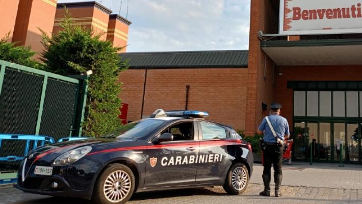 Con lo zaino rubato imbottito di salami (rubati)