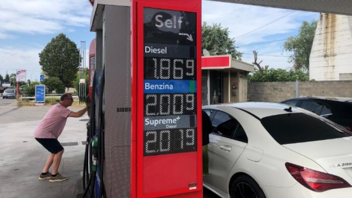 La benzina supera i 2 euro anche al self service: la mappa dei prezzi