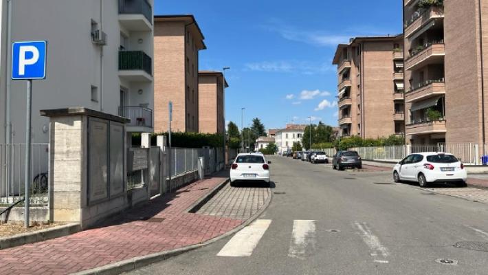 Via Pezziol, condominio assediato
