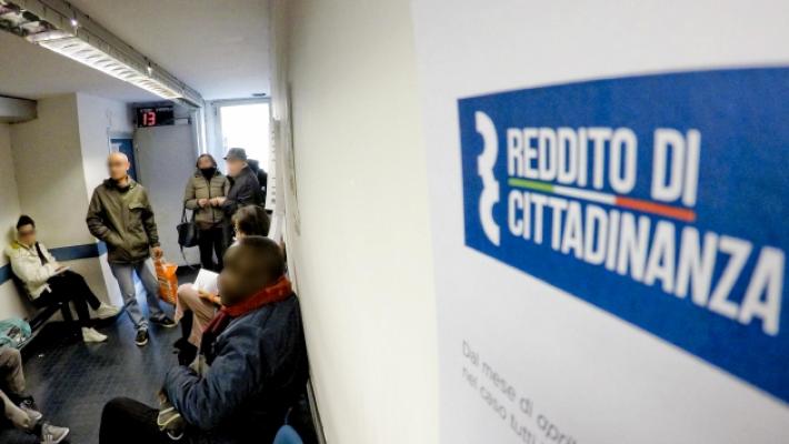 Reddito di cittadinanza, lo stop via messaggio ricevuto da 371 famiglie. Il sindaco Guerra: &laquo;C'&egrave; forte preoccupazione&raquo;