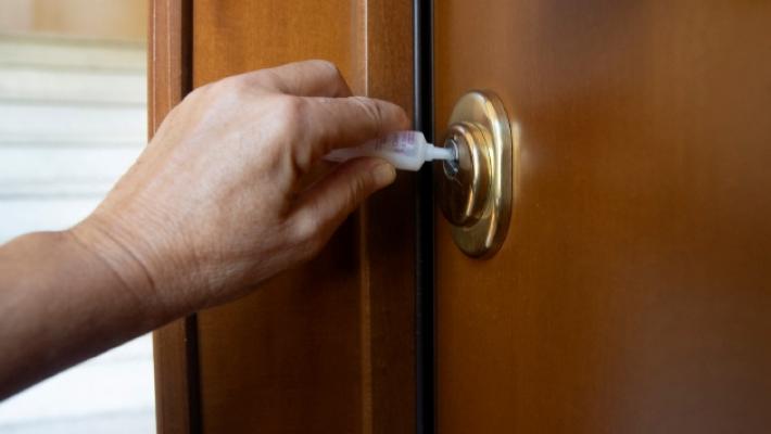 L'ultima &laquo;arma&raquo; dei ladri? Un tubetto di colla