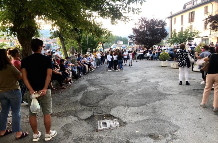 San Rocco gremita per il rosario di Anastasia e Franco