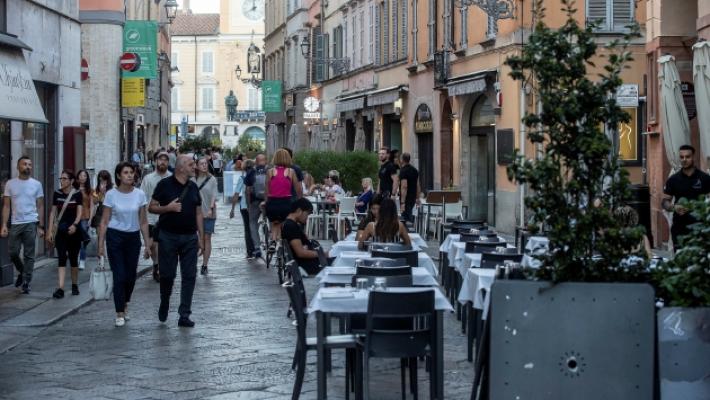 Via Farini, i locali della movida in bal&igrave;a dei ladri