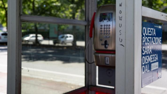 Le cabine telefoniche, luoghi della nostalgia destinati a sparire