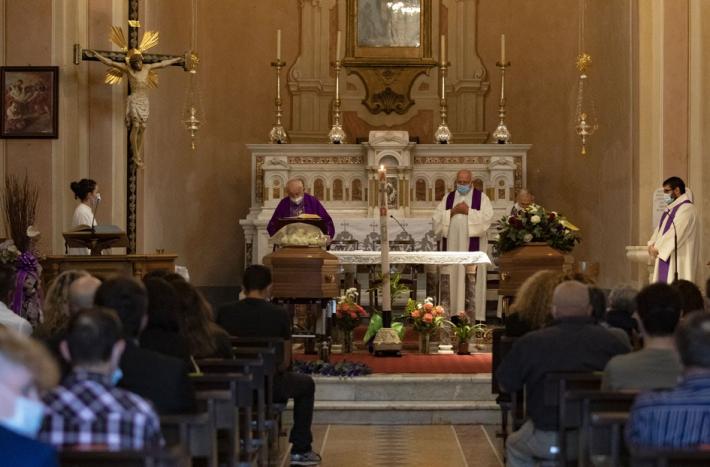 I funerali di Anastasia e Franco: &laquo;Riposate in pace mamma e pap&agrave;&raquo;
