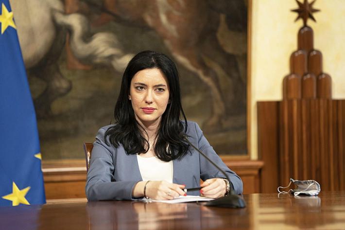 Azzolina firma l'ordinanza: prima campanella il 14 settembre (scuole dell'infanzia comprese)