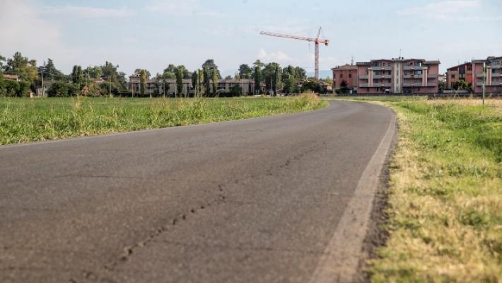 Viaggio nelle strade delle frazioni che hanno perso le strisce