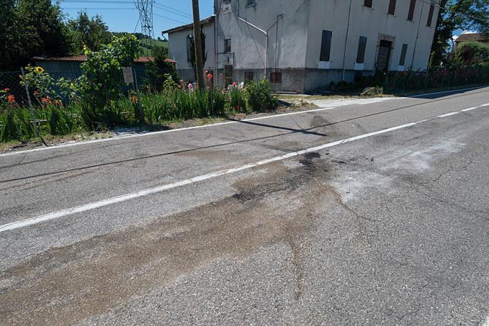 Pauroso schianto contro la recinzione di una casa e poi il "rimbalzo" in strada: miracolosamente illesi