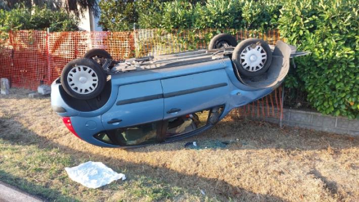 Ubriaco, si ribalta con l'auto: aveva la patente revocata da 13 anni